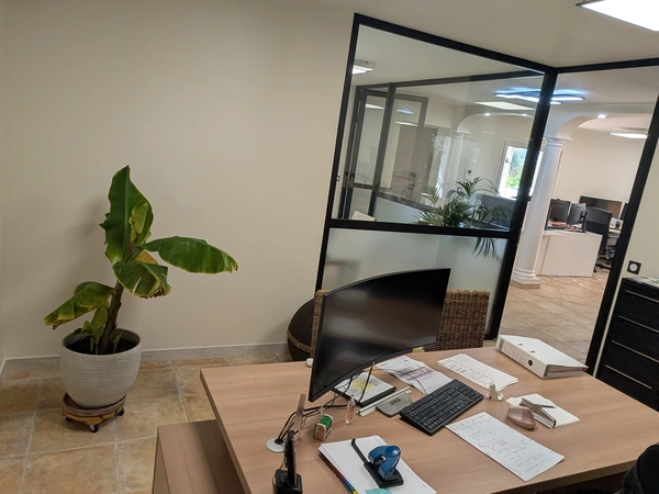 Un espace de travail au sein du cabinet